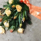 Bårebuket med bånd, orange.jpg