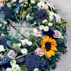 Krans med blomster.jpg