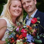 Brudebuket med blomster fra parrets egen have.jpg