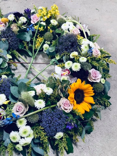 Krans med blomster.jpg