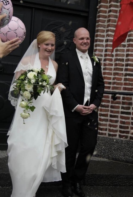 Brudebuket stiftet og knaphulsblomst, hvide roser.jpg