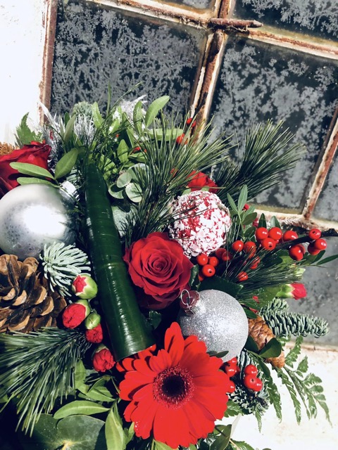 Julebuket med s&oslash;lvkugler.jpg